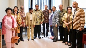BJ Habibie Jenguk Ani Yudhoyono di Singapura