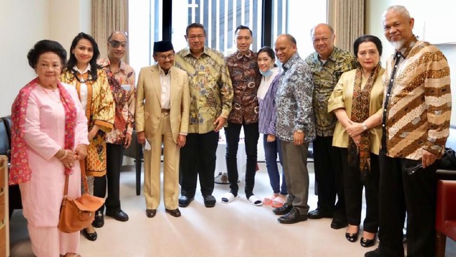 Presiden ketiga Indonesia, BJ Habibie, menjenguk Ani Yudhoyono yang dirawat karena kanker di National University Hospital (NUH), Singapura.