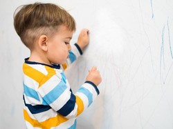 Nggak Perlu Dicat Ulang, Ini Cara Mudah Hilangkan Coretan di Dinding