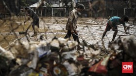 FOTO: Lumpur Sisa Banjir Jakarta
