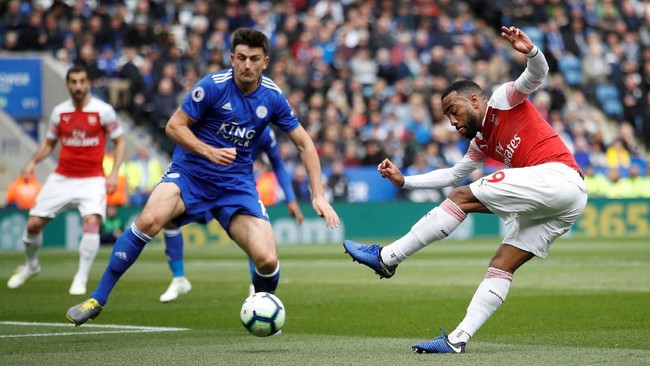 Arsenal yang bermain dengan 10 pemain usai Ainsley Maitland-Niles dikartu merah harus puas bermain imbang 0-0 melawan Leicester City pada babak pertama.