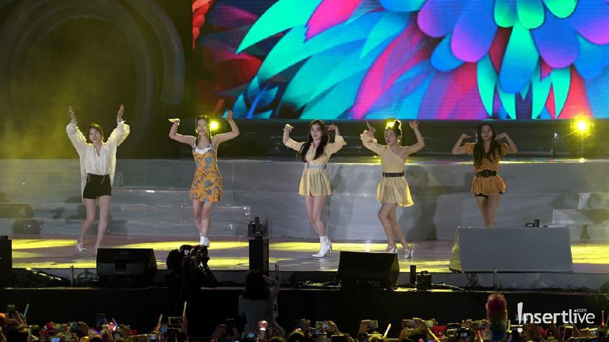 Red Velvet berhasil memukau penggemarnya&comma; ReVeluv yang memadati lapangan Trans BSD City&comma; Tangerang&comma; Sabtu &lpar;27&sol;4&rpar;&period;