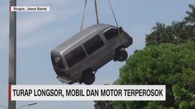 VIDEO: Turap Longsor, Mobil dan Motor Terperosok