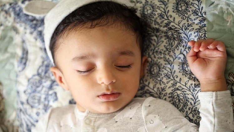 Hindari Memilih Nama Bayi yang Tak Disukai Allah SWT Memberi nama bayi sebaiknya mengandung doa yang terbaik. Jangan asal berbahasa Arab, tapi ternyata mengandung nama setan.