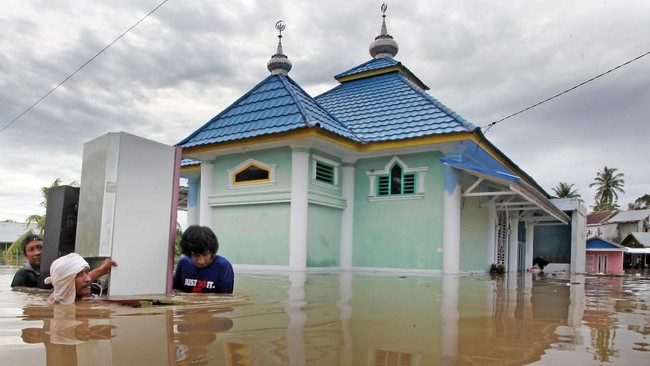Keberadaan perusahaan tambang batu bara di kawasan Daerah Aliran Sungai (DAS) Sungai Bengkulu, membuat kawasan itu tak mampu menyerap luapan air.