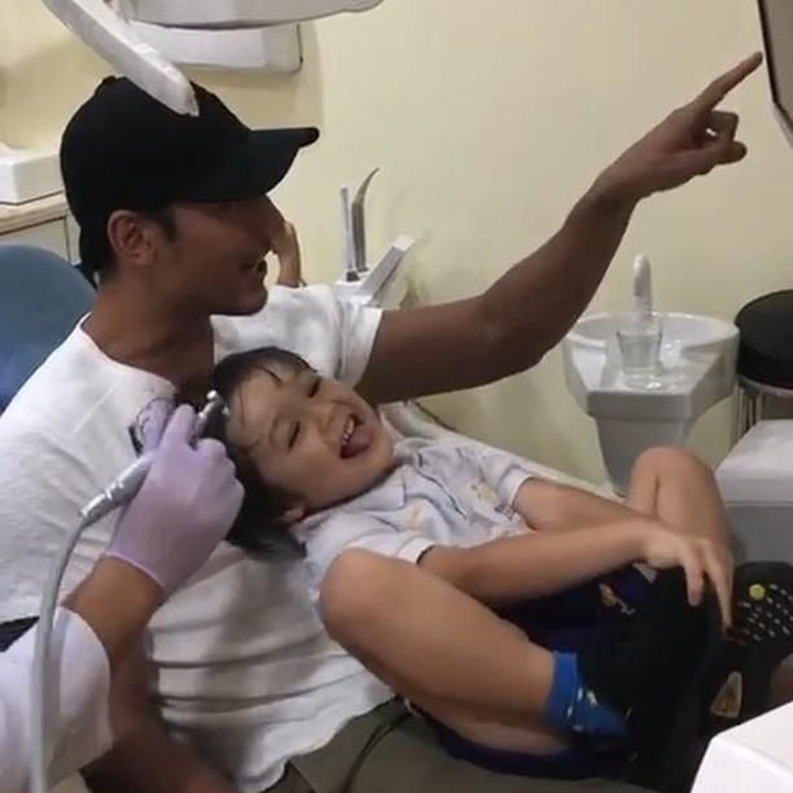 Richard memiliki cara tersendiri untuk mengajak El periksa ke dikter gigi. Hasilnya pun berakakhir seru tanpa drama  (Foto: Instagram @inijedar)