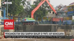 VIDEO: Pengangkutan Sisa Sampah di Pintu Air Manggarai