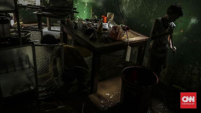 Banjir Jakarta Mulai Surut, 26 Warga Masih Mengungsi BPBD DKI Jakarta mencatat hingga semalam masih ada 26 warga yang mengungsi akibat banjir. Sejumlah wilayah terdampak banjir kini mulai surut.