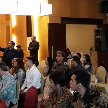 Gandeng Wanita Cantik, Billy Enggan Berkomentar Jauh