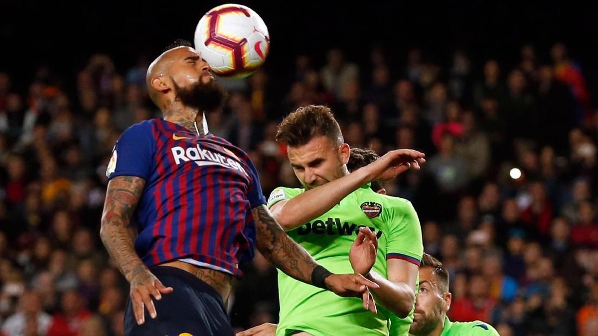 FOTO: Lionel Messi Bawa Barcelona Pesta Juara Liga Spanyol