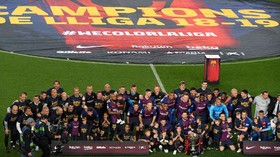 FOTO: Lionel Messi Bawa Barcelona Pesta Juara Liga Spanyol
