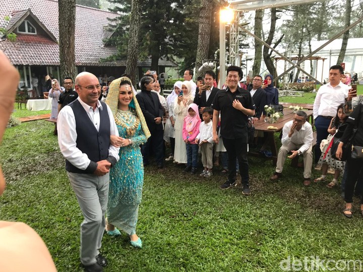 7 Momen Romantis Pernikahan Ammar Zoni & Irish Bella di 