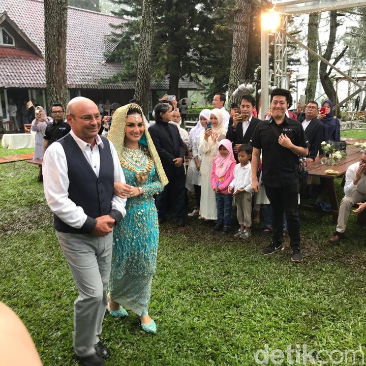 <p>Bella nampak digandeng sang ayah, Yris Jetty Dirk de Beule menuju ke tempat Ammar berdiri. (Foto: Hanif Hawari/detikHOT)</p>