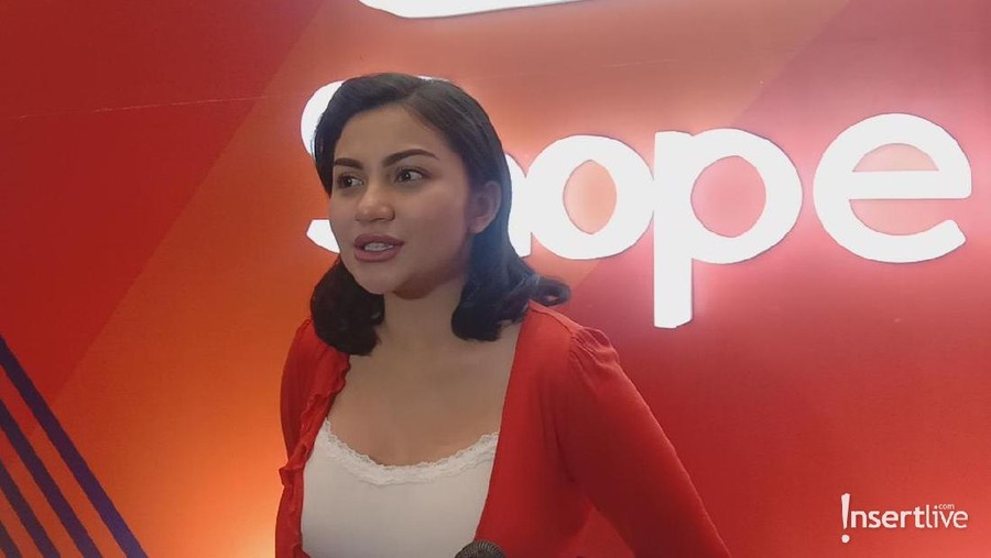 Lagu Cinta Ariel Tatum Ariel Tatum sibuk dengan lagu barunya.
