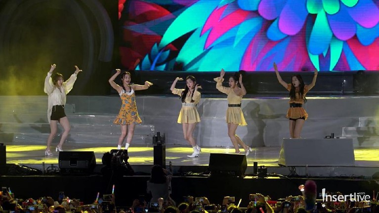 Red Velvet berhasil memukau penggemarnya, ReVeluv yang memadati lapangan Trans BSD City, Tangerang, Sabtu (27/4).