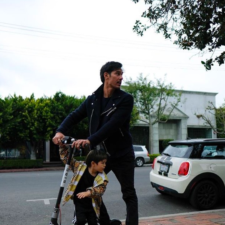 Richard tak canggung mengajak El bermain, bahkan membuat <em>jokes</em> dengan bocah berusia empat tahun tersebut. (Foto: Instagram @richo_kyle)