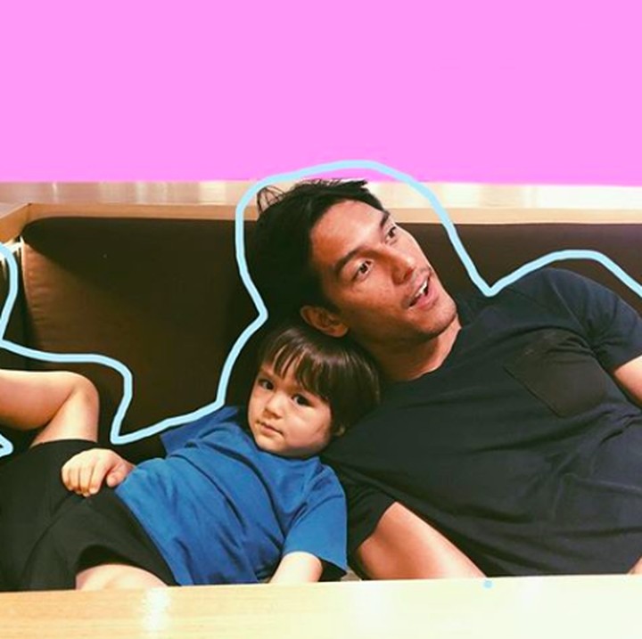 Menurut Mama Jessica, dua kesayangan paling gemas nih. Kalau Bunda pilih yang mana? He-he-he. (Foto: Instagram @inijedar)