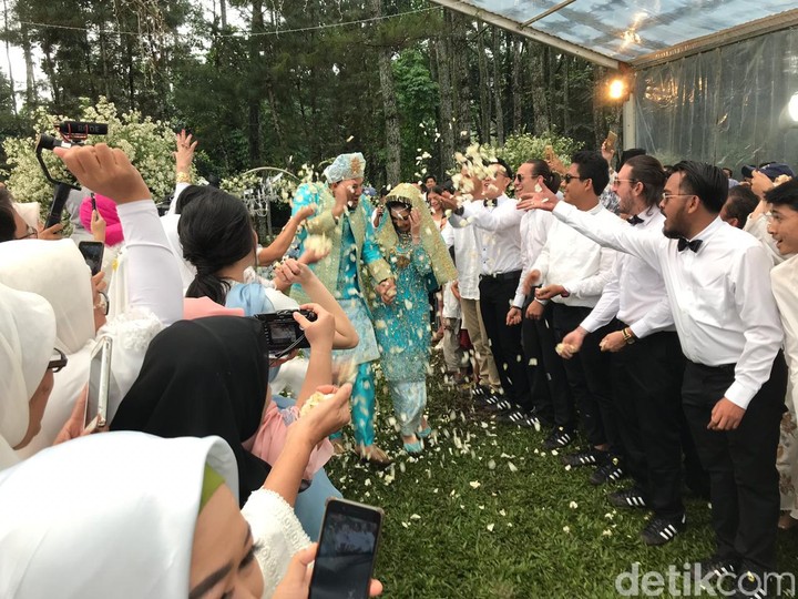 7 Momen Romantis Pernikahan Ammar Zoni & Irish Bella di 