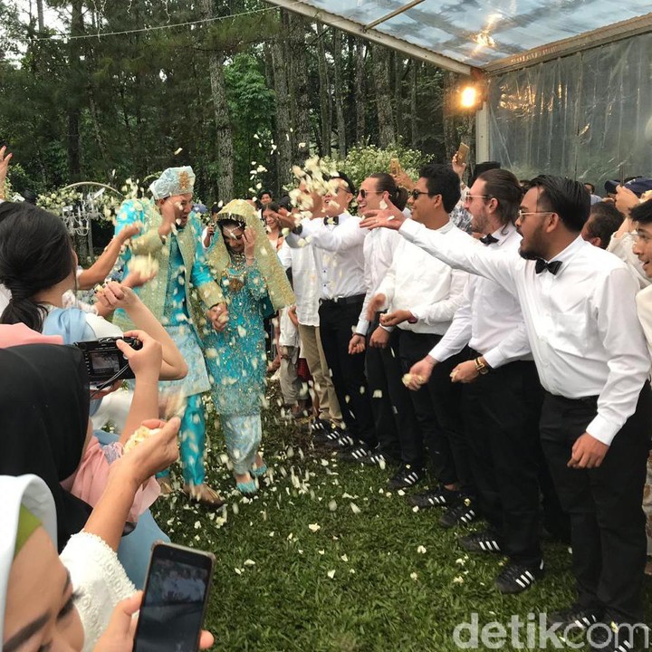<p>Melansir <em>detikcom</em>, adik kandung Irish Bella menjadi wali nikah, untuk menggantikan sang ayah, Bun. (Foto:Hanif Hawari/detikHOT)</p>