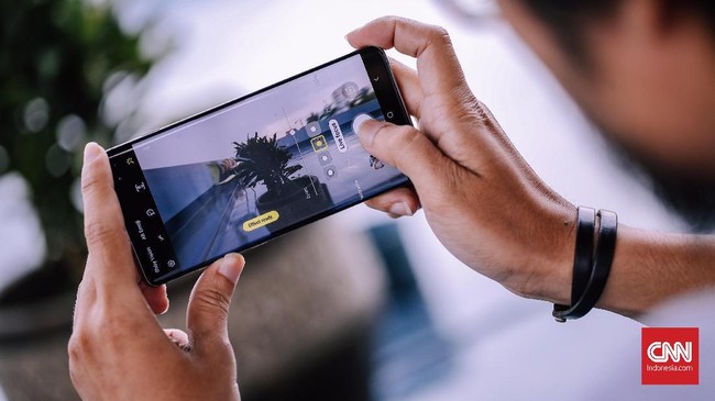 CNNIndonesia.com mendapat kesempatan untuk menjajal varian paling premium, Galaxy S10 Plus yang menjadi cerminan perjalanan Samsung selama satu dekade.