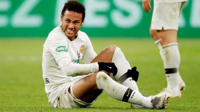 Kekalahan Paris Saint-Germain dari Rennes di final Piala Prancis, Sabtu (27/4), diwarnai aksi tak terpuji Neymar yang kedapatan meniju suporter sesuai laga.