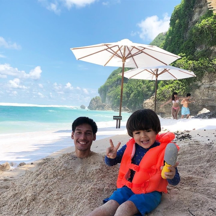Wah lagi main pasir sama <em>Uncle</em> ya, El. Mereka terlihat sangat asyik sampai <em>Uncle</em> Richard rela di kubur dalam pasir nih, Bun. (Foto: Instagram @inijedar)