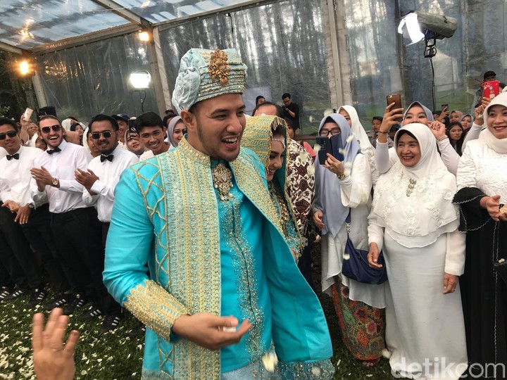 7 Momen Romantis Pernikahan Ammar Zoni & Irish Bella di 