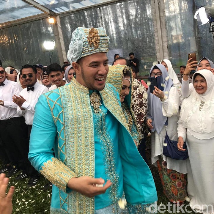 <p>Ammar Zoni resmi menikahi Irish bella pada Minggu (28/4/2019) di Pine Hill, Cibodas, Jl. Maribaya Timur Lembang, Cibodas, Bandung Barat, Jawa Barat. (Foto: Hanif Hawari/detikHOT)</p>