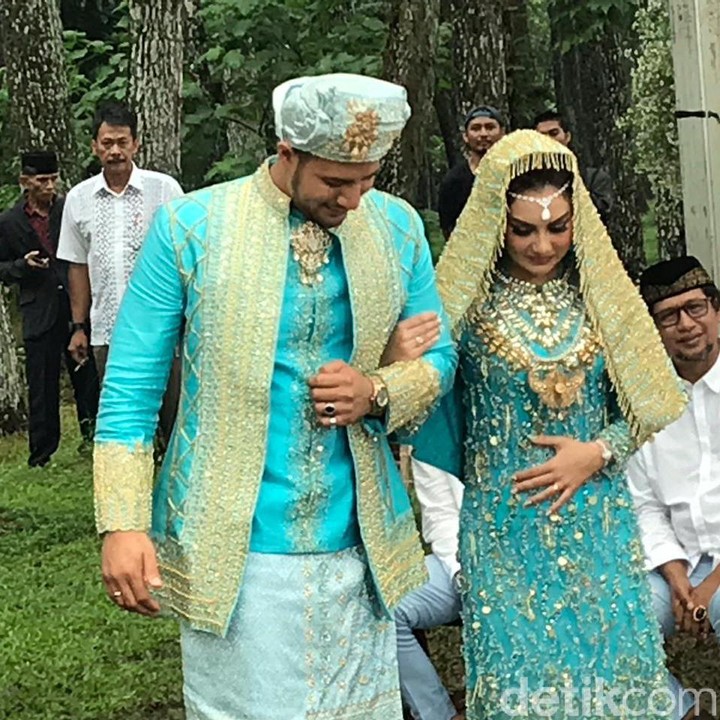 <p>Meskipun sempat mengulang ijab qabul, akhirnya mereka sah menjadi sepasang suami istri. (Foto: Hanif Hawari/detikHOT)</p>