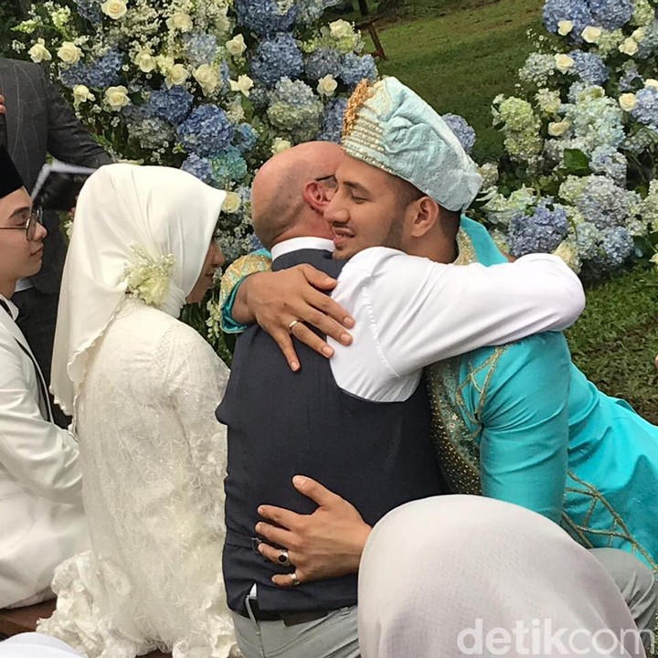 <p>Setelah itu, Ammar nampak memeluk ayah Irish Bella. Wah mengharukan ya, Bun. (Foto: Hanif Hawari/detikHOT)</p>