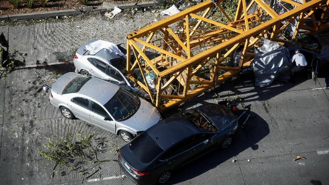 Sebuah alat berat crane di proyek gedung Google di Seattle, AS, jatuh ke jalanan yang ramai menyebabkan empat orang meninggal.