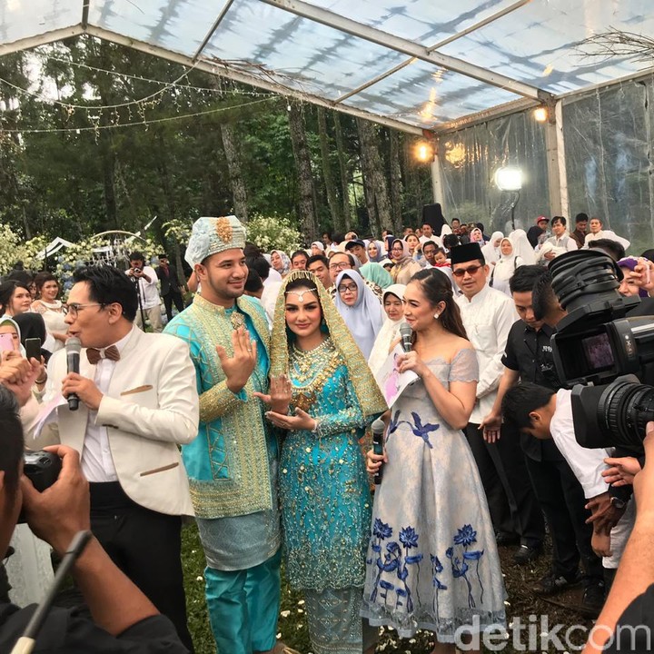 <p>Setelah cuaca sempat hujan, akhirnya mereka dapat menikmati kemeriahan pesta dengan bahagia. Selamat menempuh hidup baru ya Ammar dan Bella. (Foto: Hanif Hawari/detikHOT)</p>