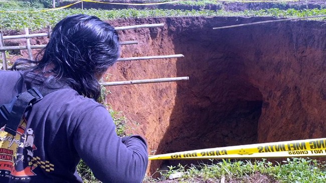 Kemunculan lubang besar di Sukabumi mirip seperti kejadian 2018. Badan Geologi menduga lubang itu tercipta karena dampak sungai bawah tanah.