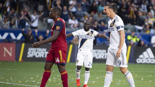 Bintang Los Angeles Galaxy, Zlatan Ibrahimovic, harus menerima kenyataan permintaan maafnya ditolak oleh pemain Real Salt Lake, Nedum Onuoha.