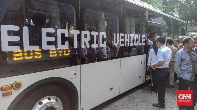 Gubernur DKI Jakarta Anies Baswesan menjajal satu bus listrik buatan produsen asal China, BYD.