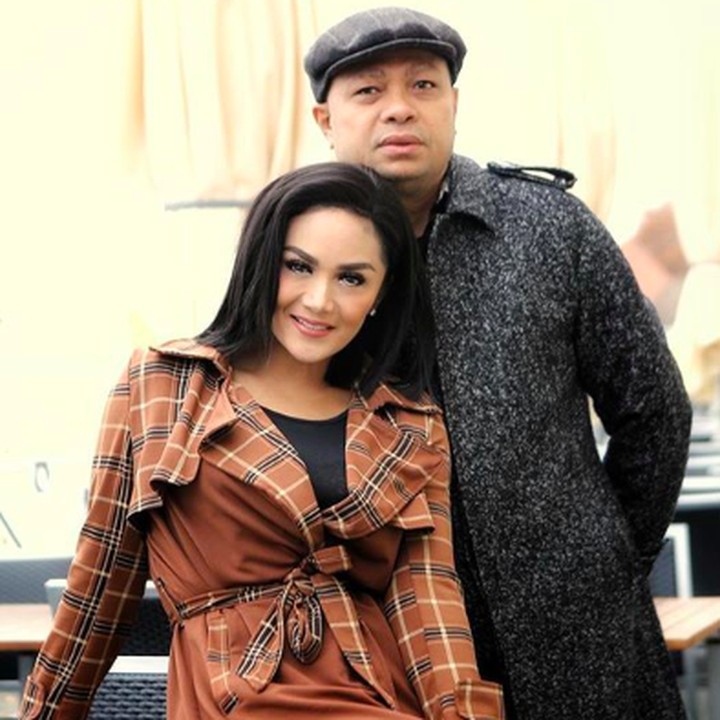 KD dan Raul telah memiliki dua anak, Arianna Amora Lemos (7) dan Kellen Alexander Lemos (6). (Foto: Instagram @krisdayantilemos)