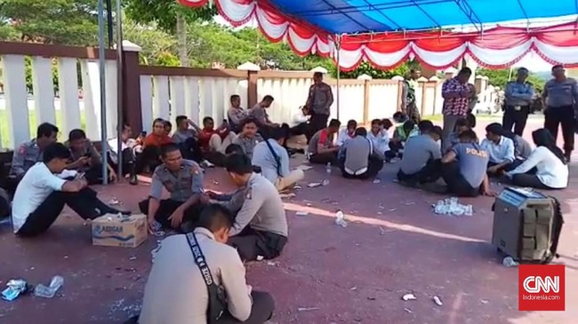 Ratusan polisi di Halmahera Selatan membakar ban di depan halaman Mapolres Halmahera Selatan, Maluku Utara. Mereka mempertanyakan honor Pemilu.