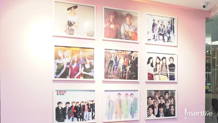 Intip Yuk 6 Potret Kantor SM Entertainment Indonesia Kantor SM Entertainment yang berada di Gedung FX Sudirman sudah dibuka lho. Insertizen yang belum pernah ke sana, intip yuk sekece apa sih kantornya?
