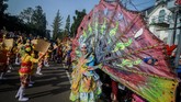 FOTO: 'Kibasan' Hari Tari Sedunia dari Penjuru Indonesia Ribuan penari menari massal di beberapa daerah di Indonesia untuk merayakan Hari Tari Sedunia.