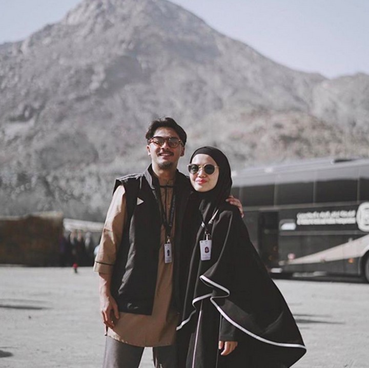 Keduanya pun kini terlihat sangat religius dan kerap mengikuti acara kajian Islam bersama. (Foto: Instagram @rickyharun)
