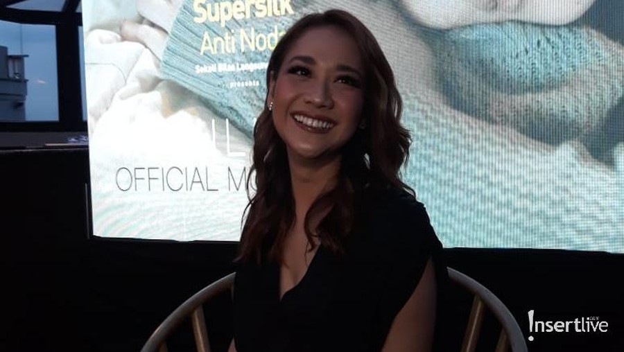 Makna di Balik Video Klip Lagu Bunga Citra Lestari 'Memilih Dia' Penyanyi wanita Bunga Citra Lestari meluncurkan video klip untuk lagu terbarunya yang berjudul Memilih Dia.