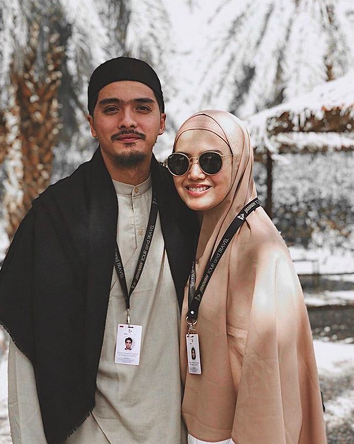 Sederhana, 7 Momen Manis Ricky Harun dan Istri - Foto 1