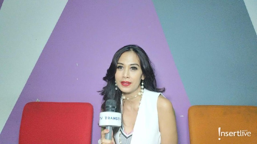 Kesibukan DIah Permata Sari dalam menggeluti dunia fashion.