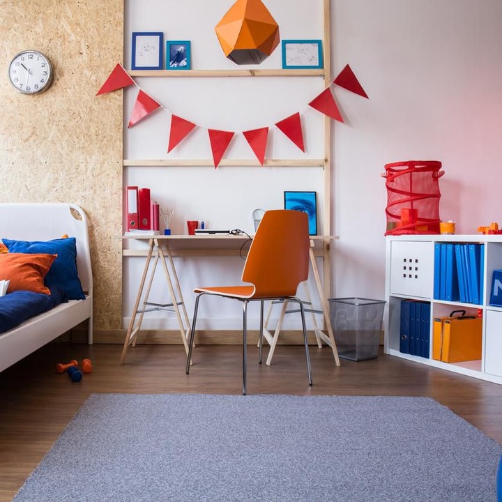 <p>Jika anak sudah beranjak remaja, Bunda bisa mendesain pojok tempat belajar yang simpel namun beri sedikit sentuhan warna pada kursi atau kotak penyimpanan. (Foto: iStock)</p>