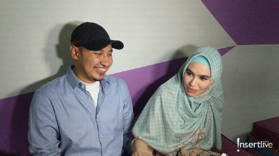 Kartika Putri senang bisa menjahili sang suami.