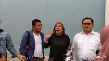 Lawan Elvy Sukaesih, Mega Makcik: Ngapain Takut
