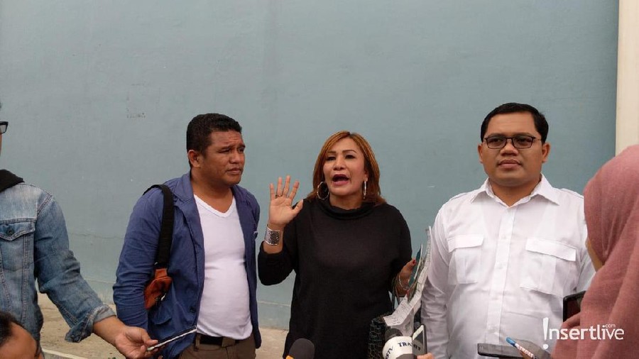 Kasus semakin memanas, Mega Makcik mengaku tidak takut melawan Elvy Sukaesih.