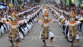 FOTO: 'Kibasan' Hari Tari Sedunia dari Penjuru Indonesia Ribuan penari menari massal di beberapa daerah di Indonesia untuk merayakan Hari Tari Sedunia.
