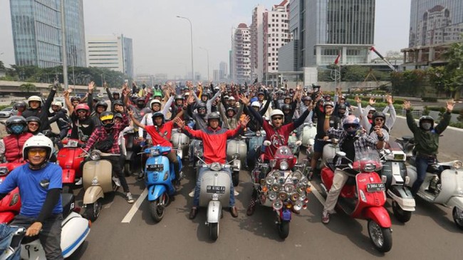 Anies 'sunmori' di Jakarta bersama dengan ratusan pecinta Vespa dari berbagai komunitas yang tersebar di seluruh Indonesia.