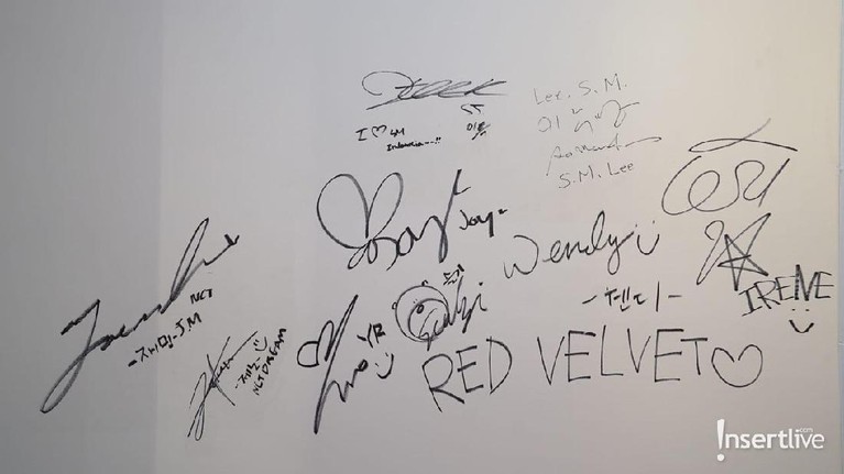 Intip Yuk 6 Potret Kantor SM Entertainment Indonesia Kantor SM Entertainment yang berada di Gedung FX Sudirman sudah dibuka lho. Insertizen yang belum pernah ke sana, intip yuk sekece apa sih kantornya?